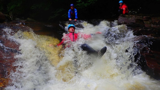  Cascada que camina por el desfiladero 