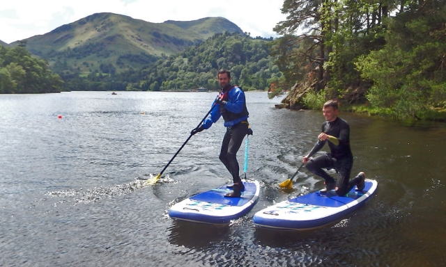  Amigos compartiendo Sesiones de surf de remo 