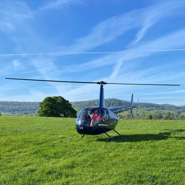 Disfruta de volar un helicóptero con nosotros 