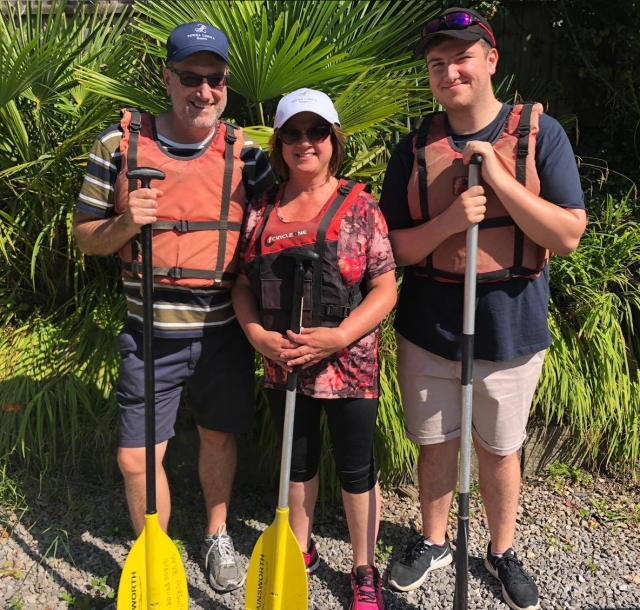  Familia disfrutando de un kayak