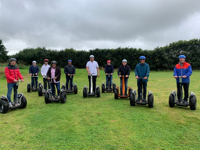 Haciendo segway con su genle