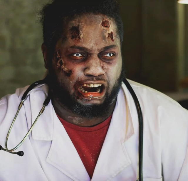 Un zombi está detrás 