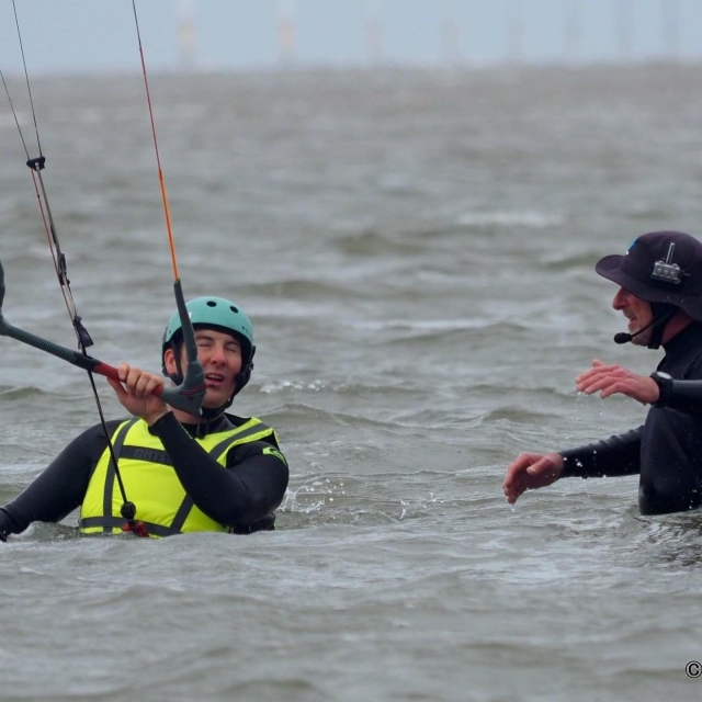  Aprendiendo a hacer kitesurf 