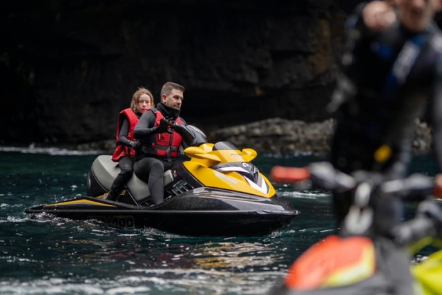  ¡Prueba en jet ski con socios! 