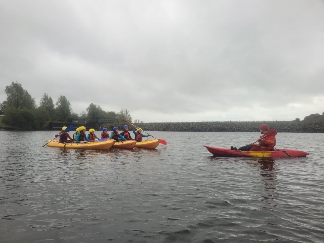  Niños siendo instruidos por nuestro gran instructor 