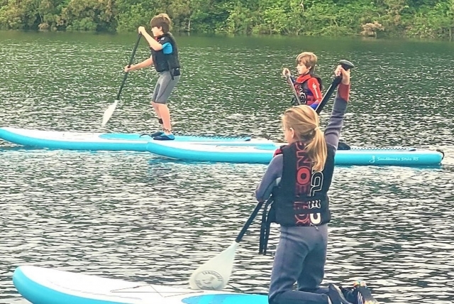  La sesión de grupo es una forma de aprender SUP rápidamenle 