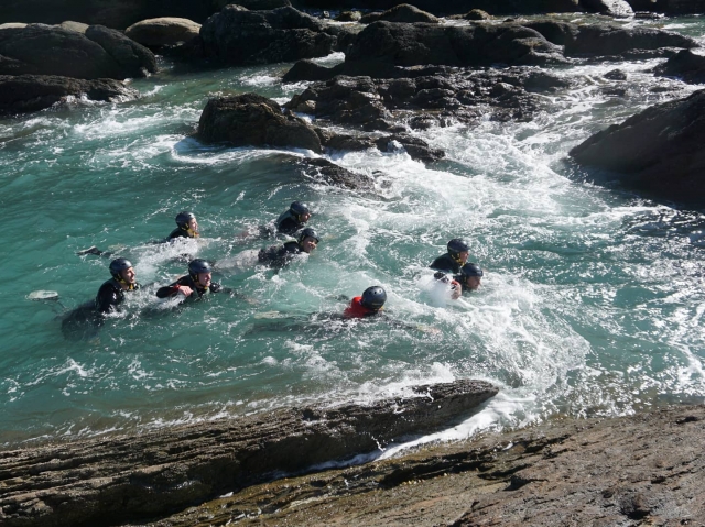  Disfruta de nuestras sesiones de coasteering 