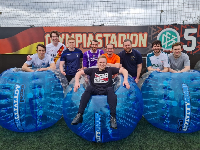  Le divertirás con nosotros 