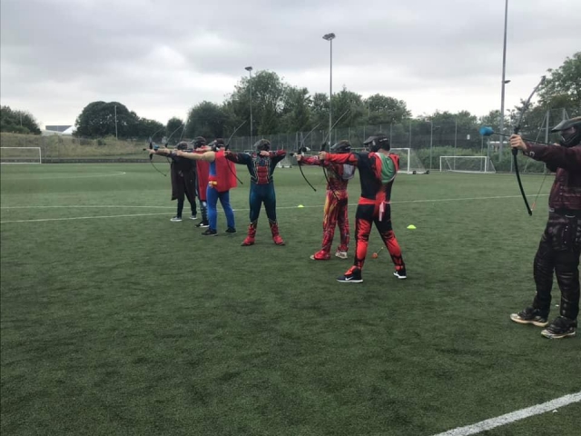  Disparando flechas con compañeros 