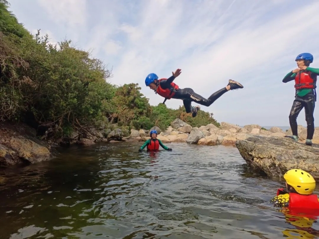  Disfruta de tus sesiones de coasteering 