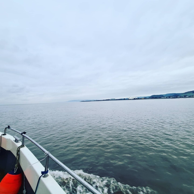  Navegar en barco le da tranquilidad 