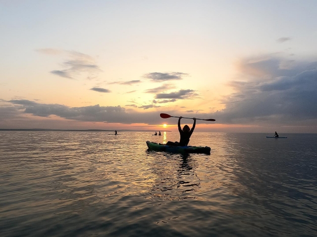  Disfrutando de la puesta de sol practicando algo de SUP 