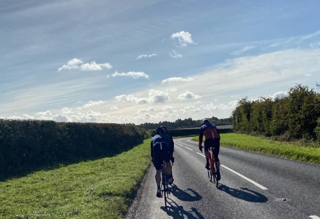  Pedaleando por una bonita carretera 