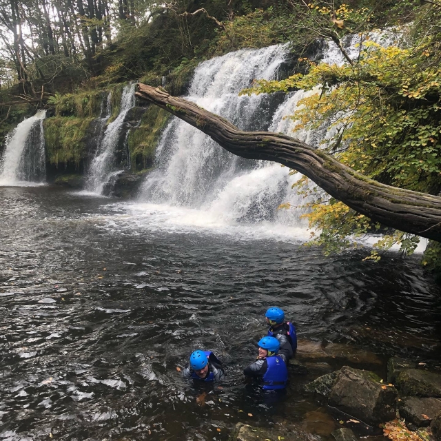  Explorando las cascadas 