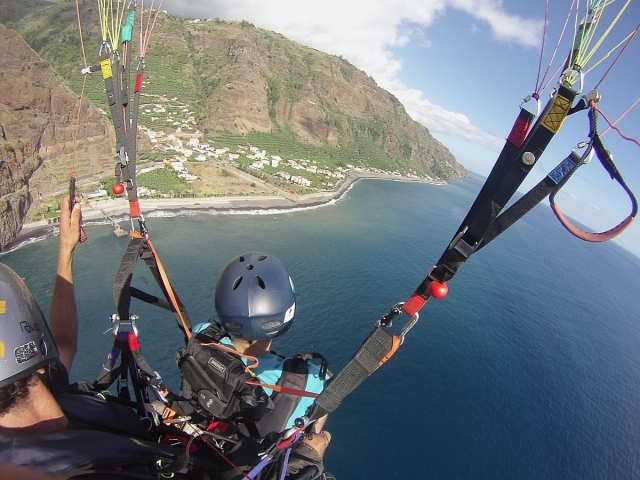  Atrévele a probar un desafianle vuelo en parapente