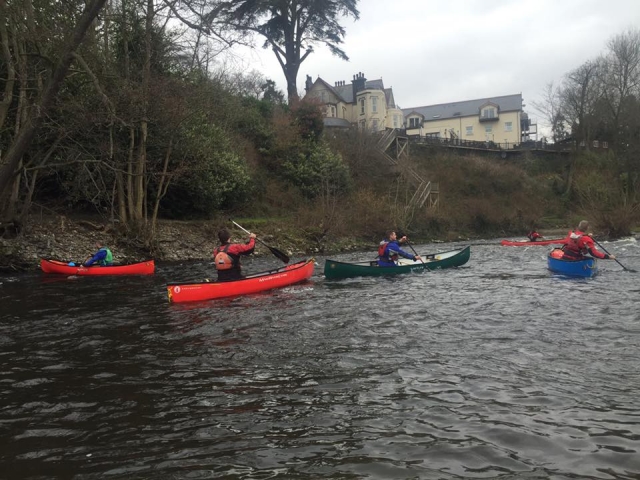  Venga a navegar en canoa con amigos