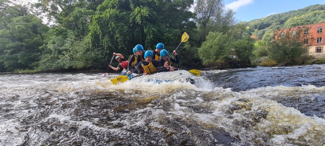  El rafting en aguas brava es muy divertido
