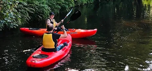 Rema por el río con amigos 