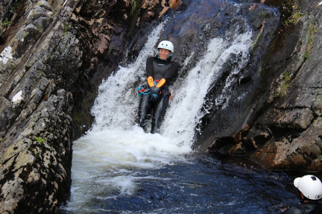 Deslizándose en pozas profundas 