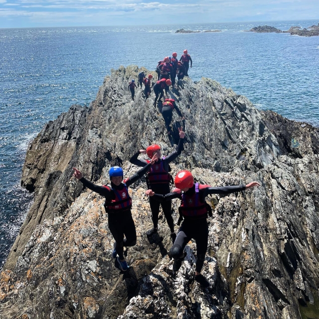  Diviértele con nuestras experiencias de coasteering 