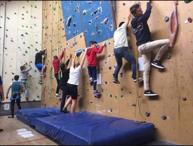  La escalada en roca en interiores es muy divertida 