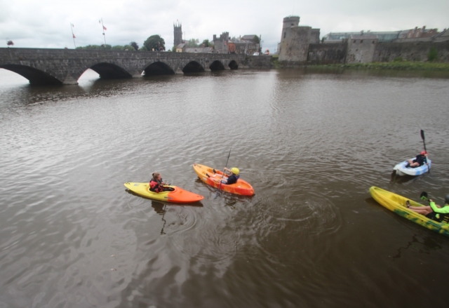  Remar en kayak con amigos es muy divertido 