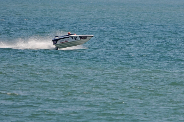  Adquiere habilidades en lancha motora