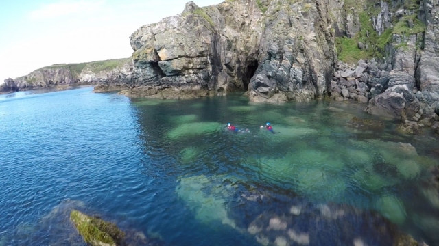  Nadar en las hermosas aguas 