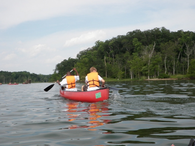 Diviertele remando con amigos