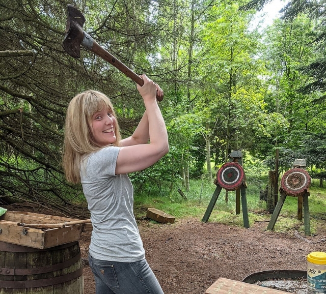 Mejora tus habilidades para aventar hachas