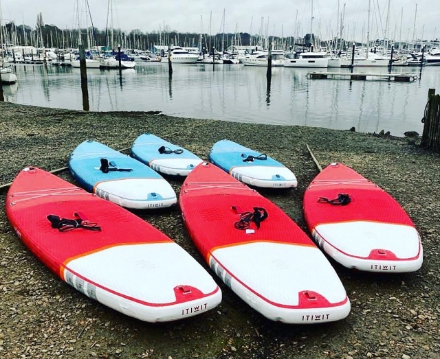  Venga a un viaje en paddle board en solitario