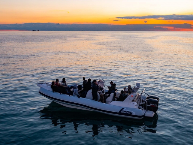  Disfruta de las impresionantes vistas del crucero al atardecer 