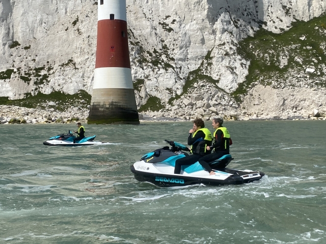  Explorando en la jet ski 