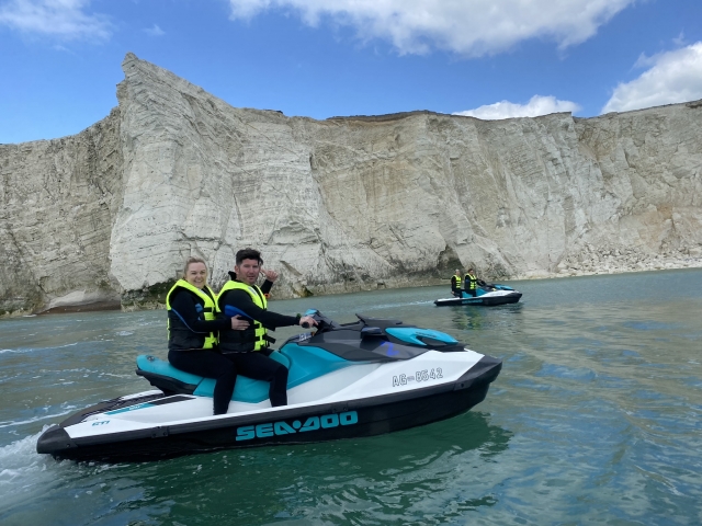  Algunos integrantes del grupo divirtiéndose en la jet ski 