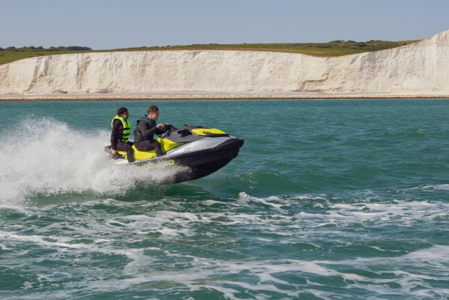  Divirtiéndose en la jet ski 