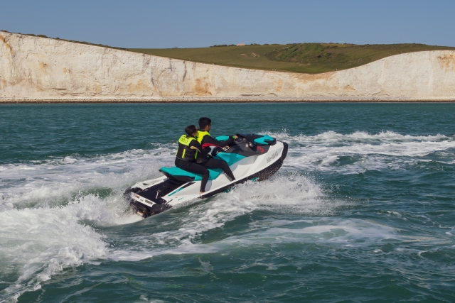  Un hermoso día en jet ski en hermosas aguas azules 
