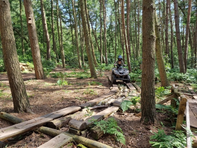  Explorando el bosque con una experiencia en cuatrimoto 