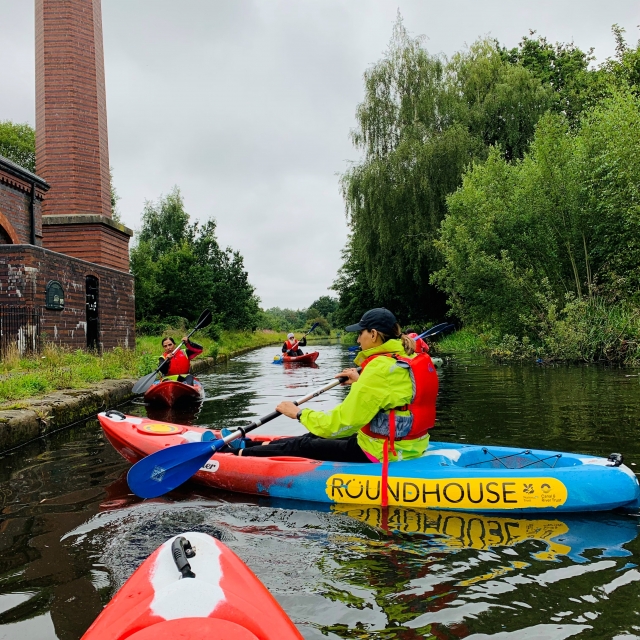  Aventura en kayak con amigos 