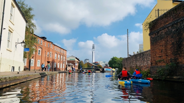  Explorar lugares ocultos en kayak 