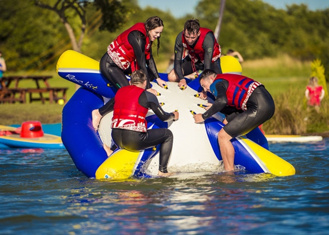  Diviértele con nuestro parque acuático 