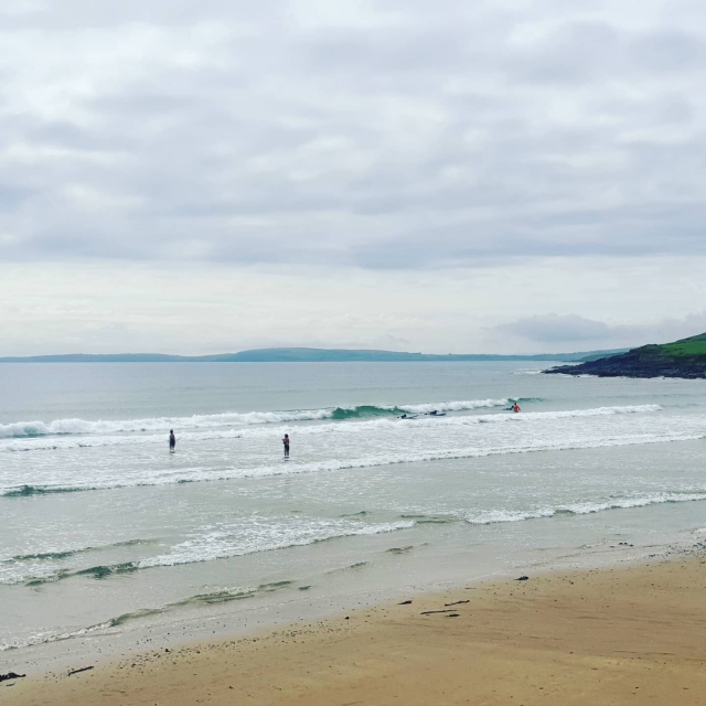  Surfear con amigos 