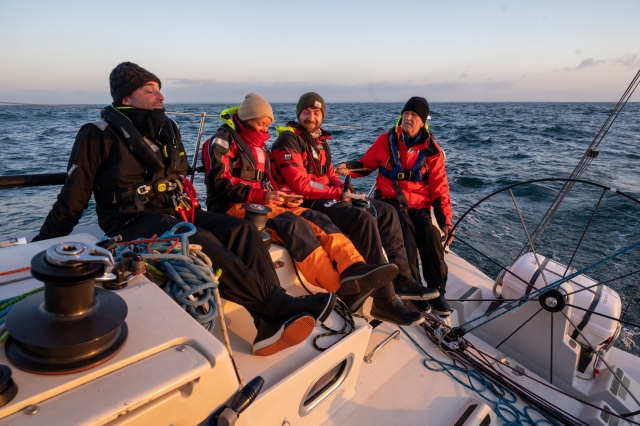  Paseo en barco con amigos