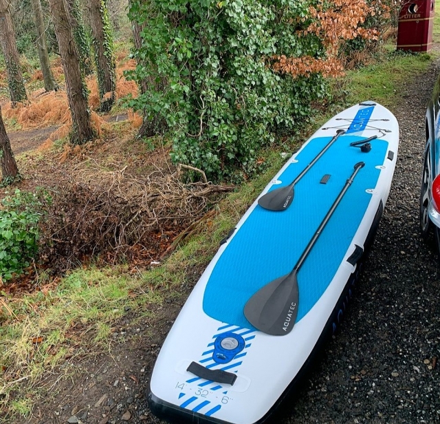  Contramarra una tabla de paddle board 