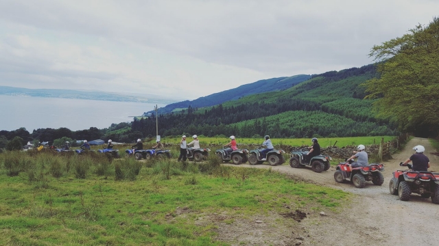 Disfruta de una aventura en cuatrimoto con tus amigos 