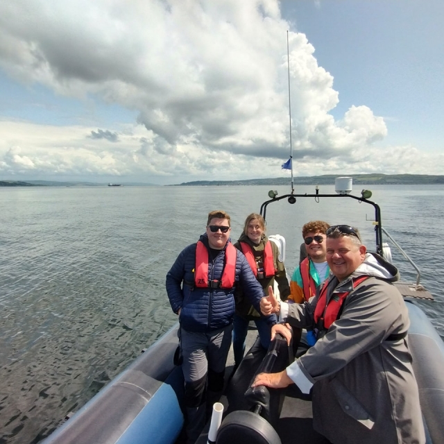 Pbaños en barco por Holy Loch 