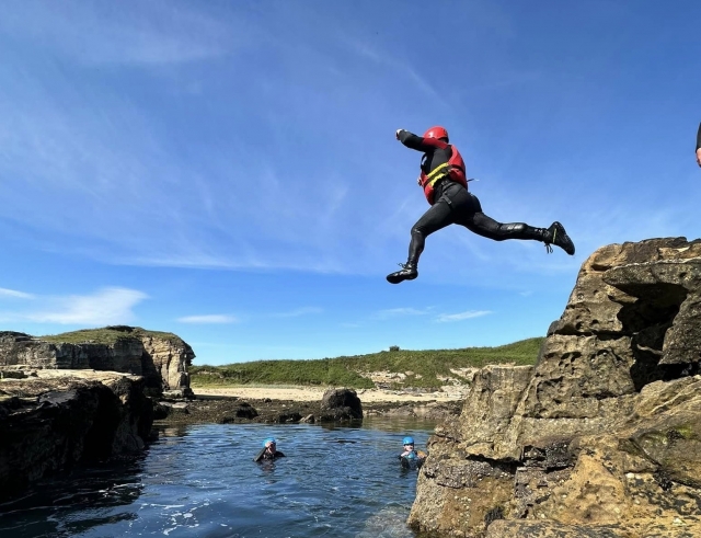  Coasteering en la costa del Mar del Norle 