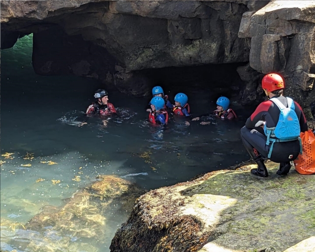  Explorando cada gruta 