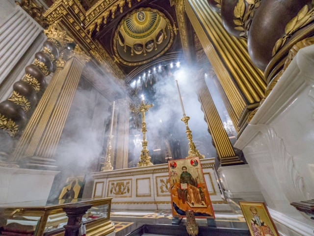  El interior de la iglesia 