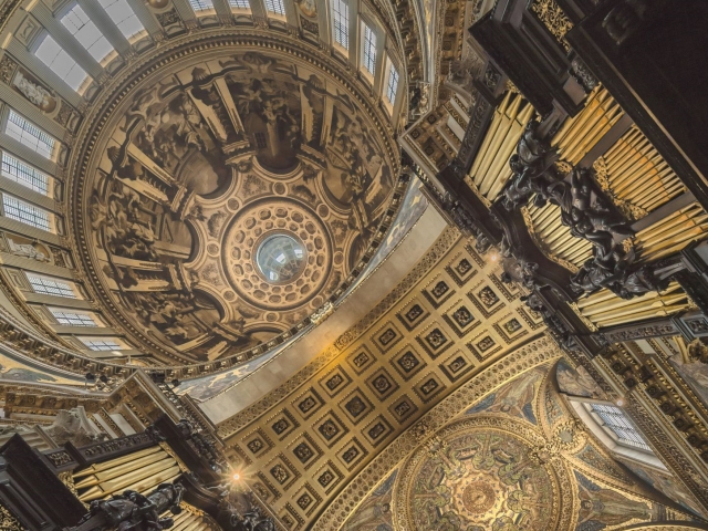  Bajo la cúpula 