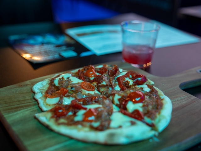  Pizza y bebidas en el bar